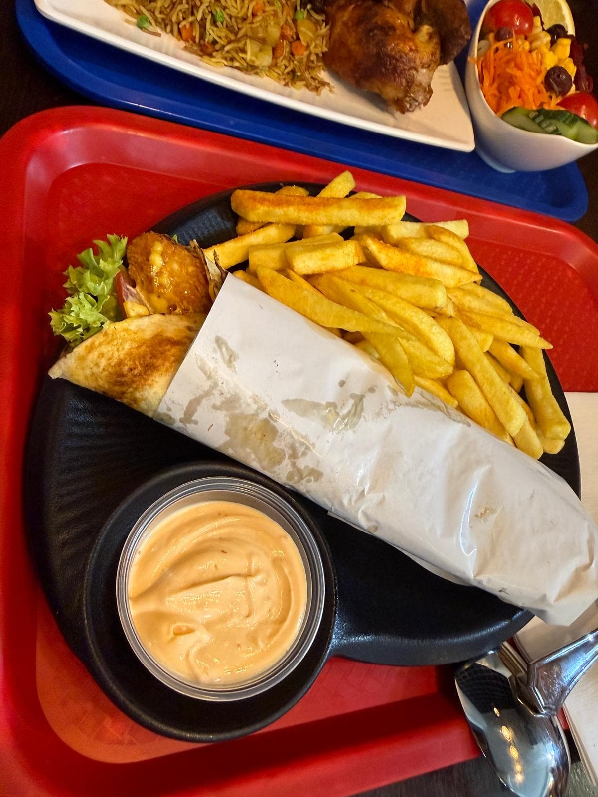 Crispy Chicken Wrap mit Pommes bei Palmen Grill